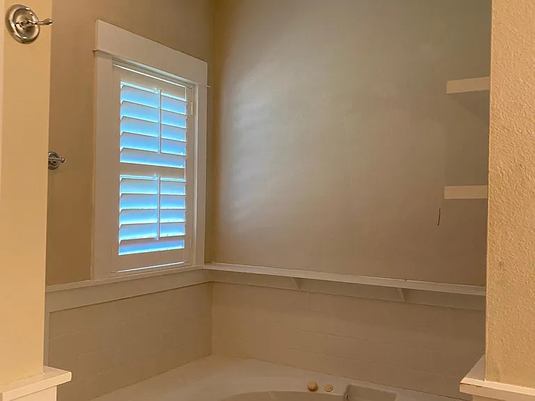 Jacuzzi tub, off of master bedroom.