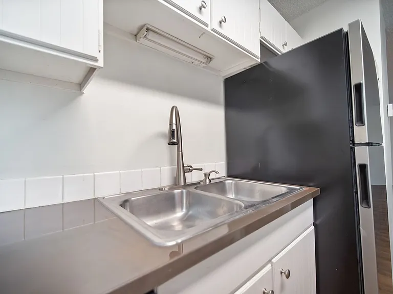 Renovated 1bd/1ba Millwood Apartment | A/C | Covered Parking | Pet Friendly | Avail 9/1/26 — Photo 6