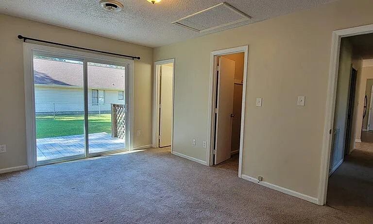 527 Raintree Cir — Photo 23