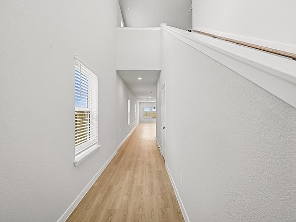 4th image of 128 Rising Cedar Ln