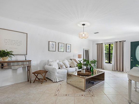 4th image of 1369 Riverside Cir