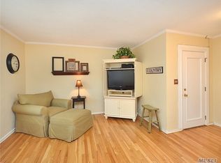 23 Edwards St APT 1D, Roslyn Heights, NY 11577