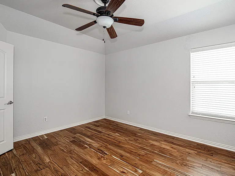 828 Thomas Crossing Dr — Photo 35