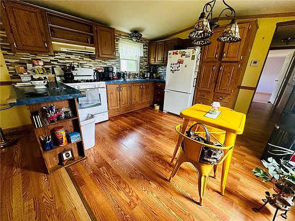 5th image of 142 East Aly