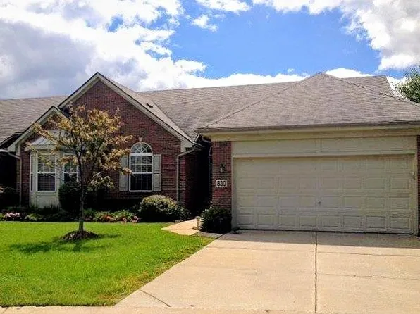 830 Woodhaven Dr, Commerce Township, MI 48390
