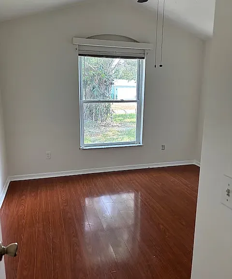 533 NW Avon Ave — Photo 3