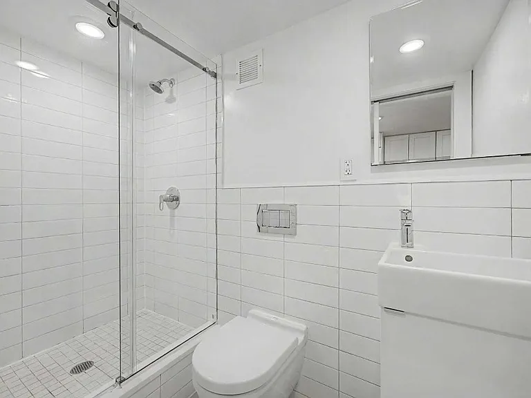 220 E 22nd St #3U — Photo 12