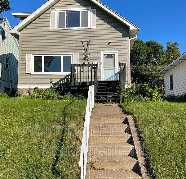 709 E Skyline Pkwy — Photo 1