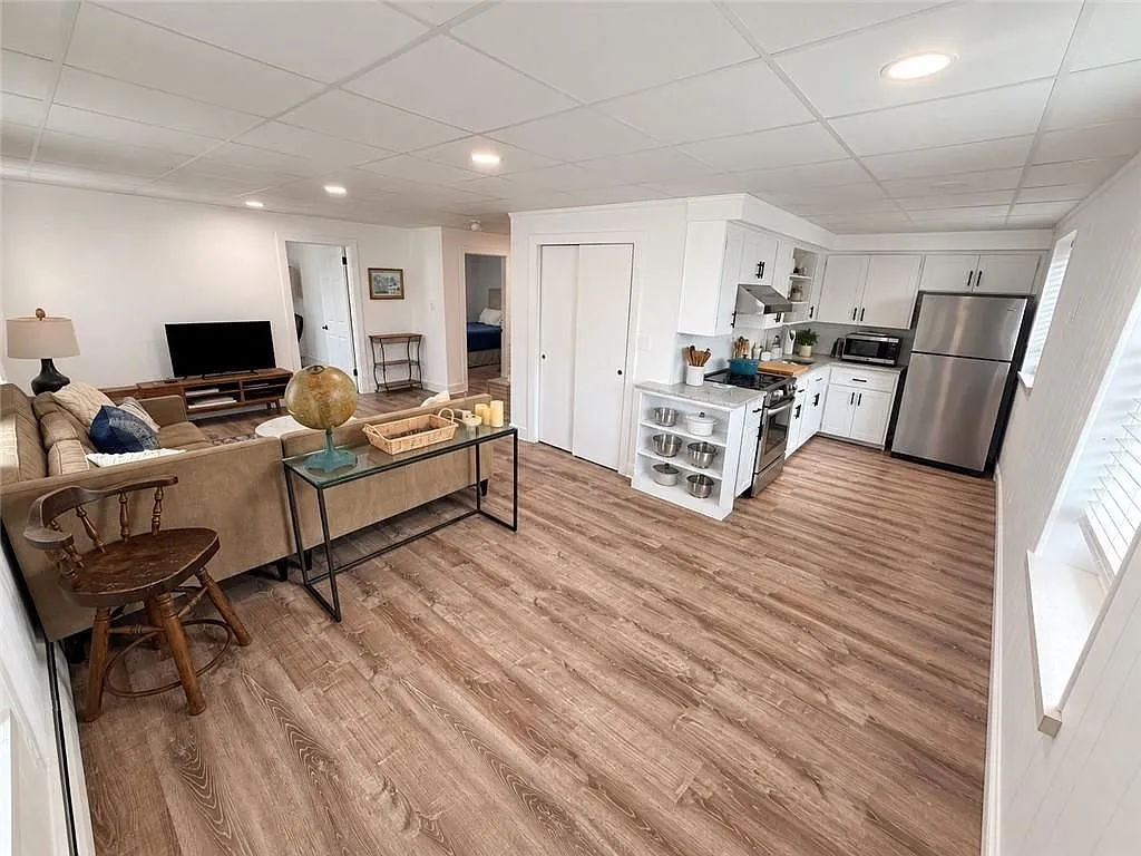 2 bed, 1.0 bath, 677 sqft, $3,000 — Photo 4