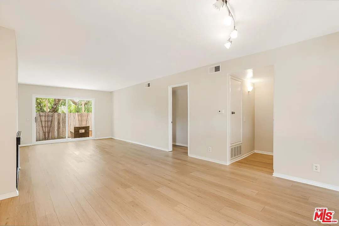 2 bed, 2.0 bath, 1118 sqft, $4,200 — Photo 1