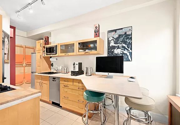 3rd image of 215 W 75th St APT 5D