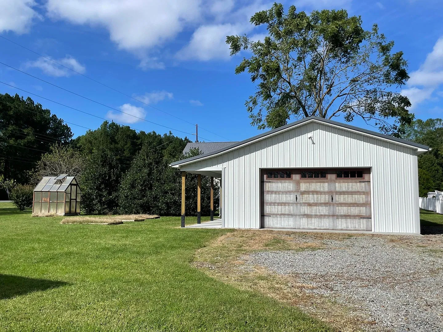 Farm house charm! A great home with a country feel and a spcious yard to enjoy. — Photo 2