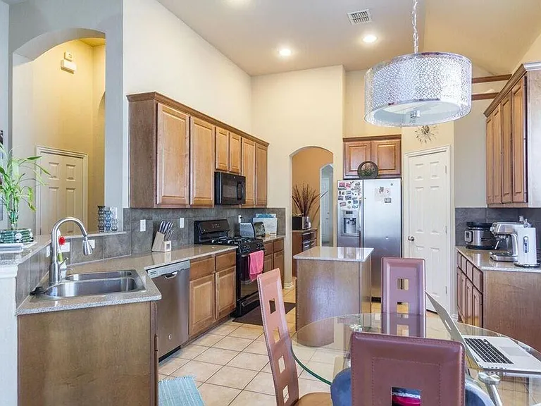 3132 Fox Hollow Dr — Photo 2