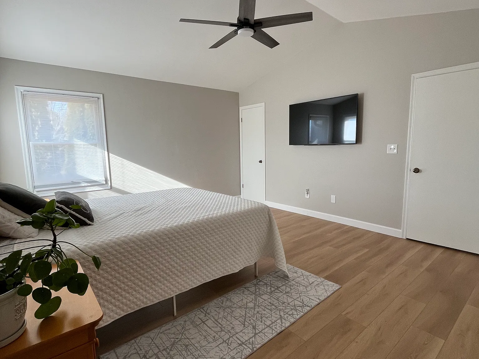 7811 S Burdick Ave — Photo 2