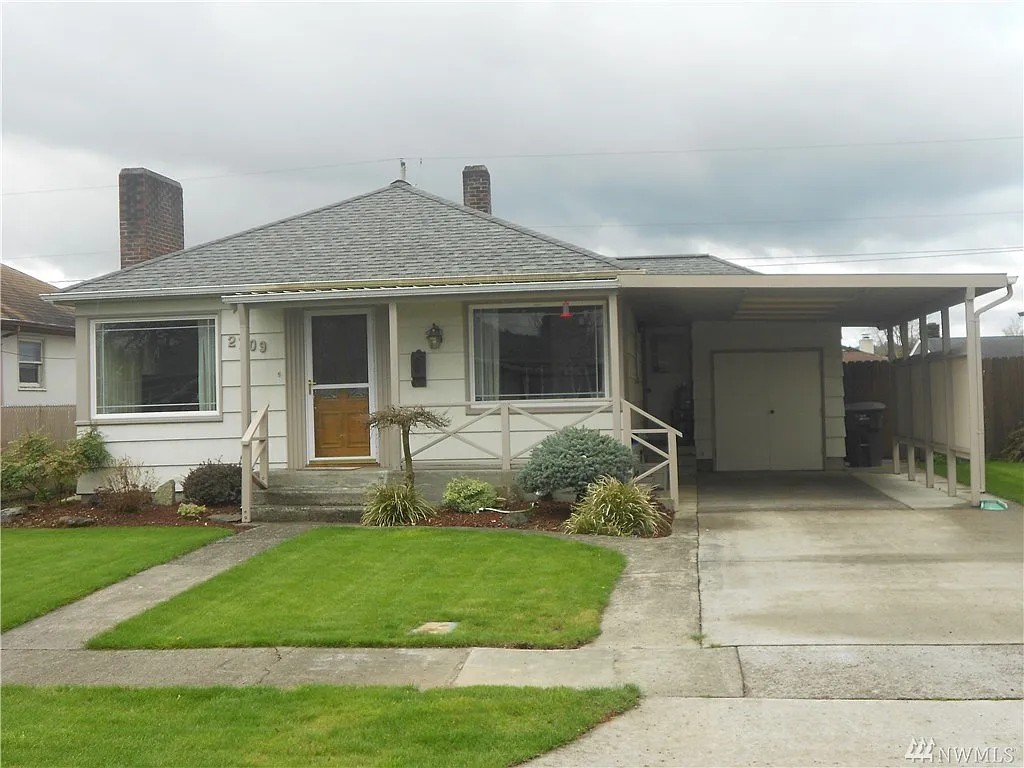 2709 Maple St photo 1