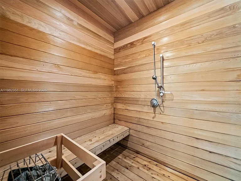 450 Victoria Ter — Photo 39