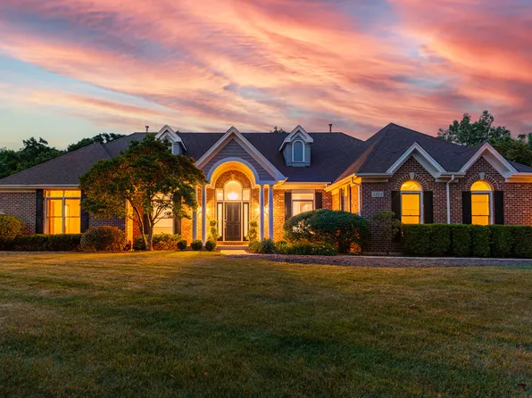 3302 Greenwood Ln, Saint Charles, IL 60175