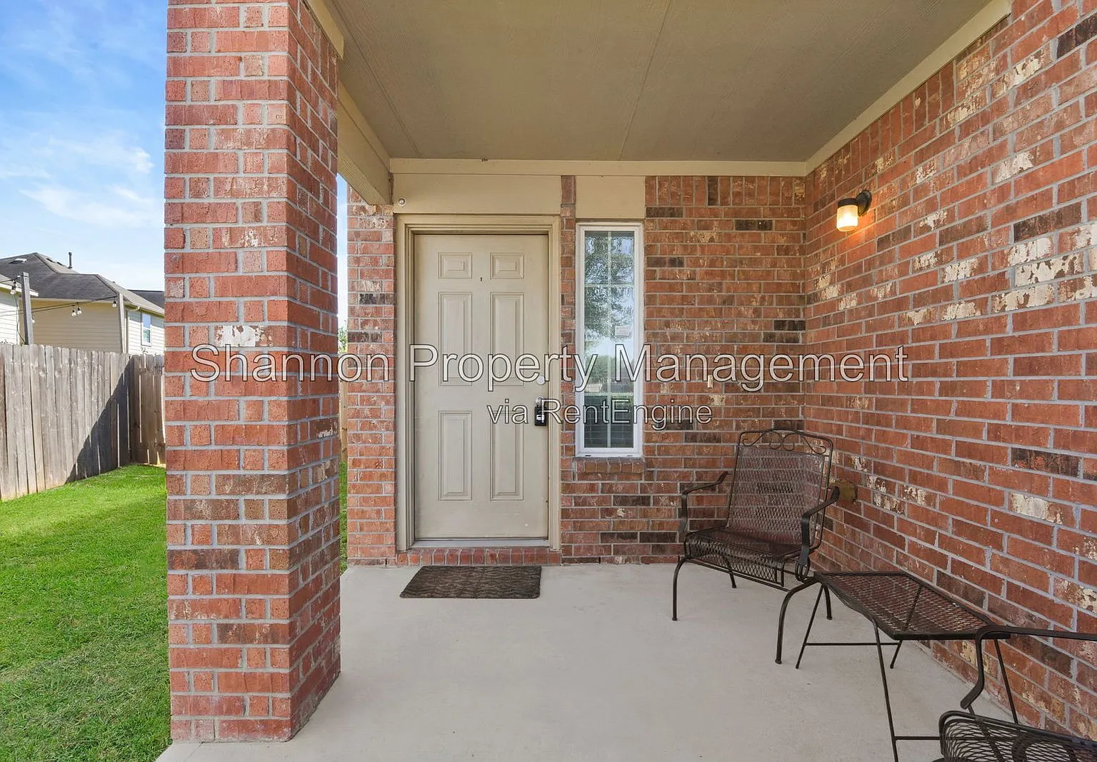4 bed, 2.5 bath, 2340 sqft, $2,400 — Photo 3