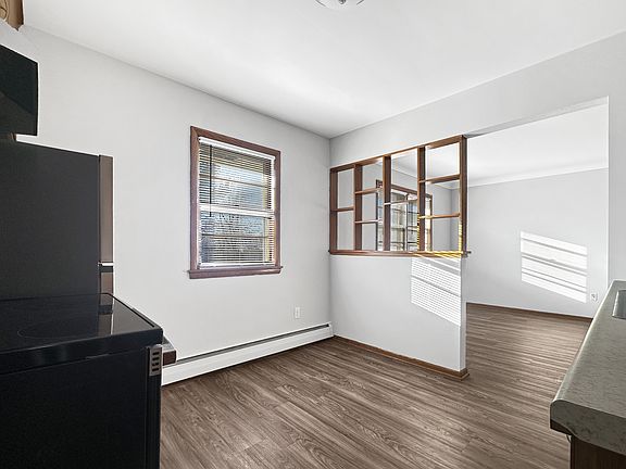 3rd image of 124 Stanley St E #7