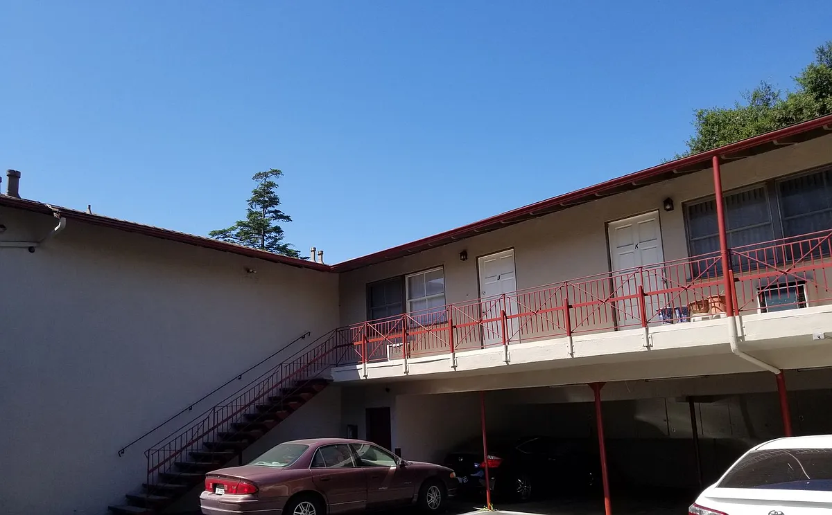 Building Photo - 331 E Live Oak St