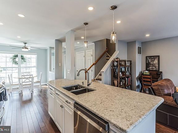 5th image of 135 Stewarts Ct #304