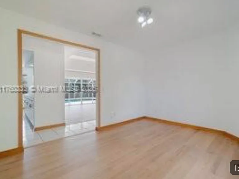 242 SE Duval Ave — Photo 6