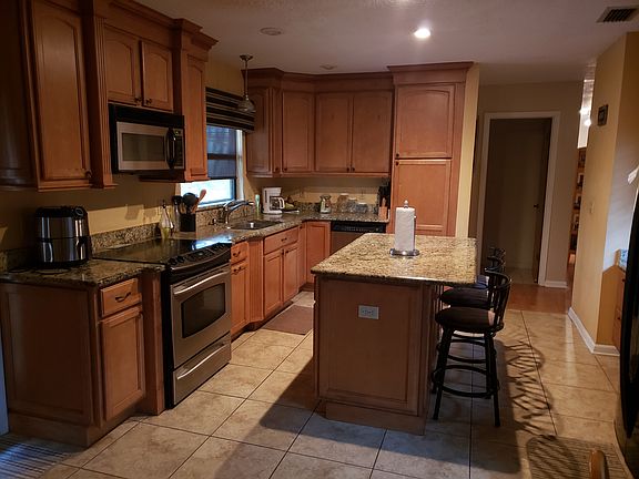 2nd image of 991 Shetland Ave