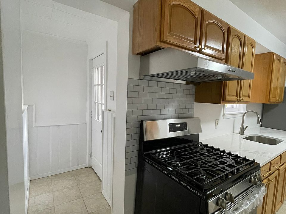 side entrance by kitchen