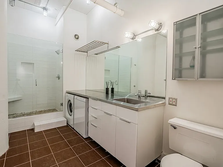 1314 NW Irving St #202 — Photo 11