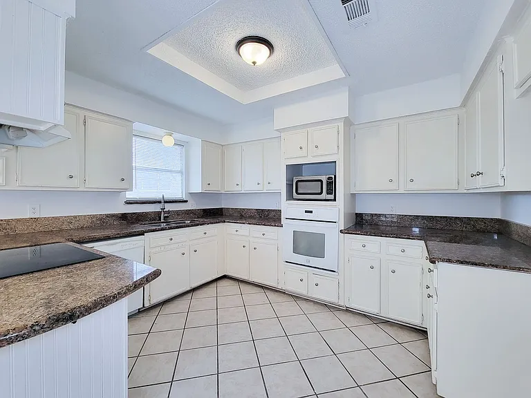 2710 Quail Creek Dr — Photo 6