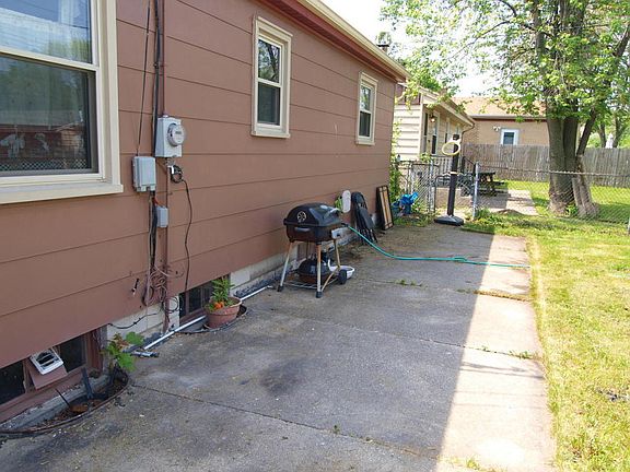 3rd image of 8234 W Sheridan Ave