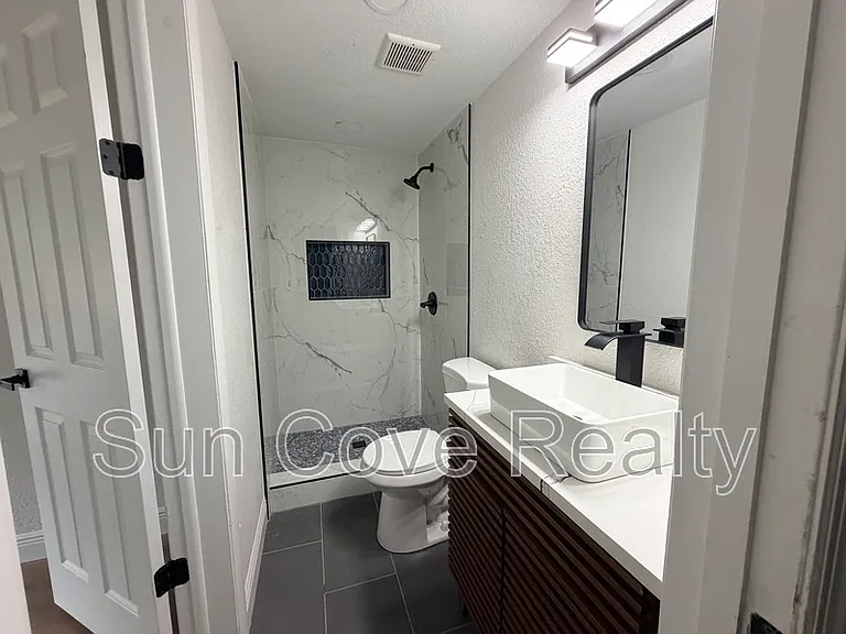 807 E Genesee St #1/2 — Photo 11