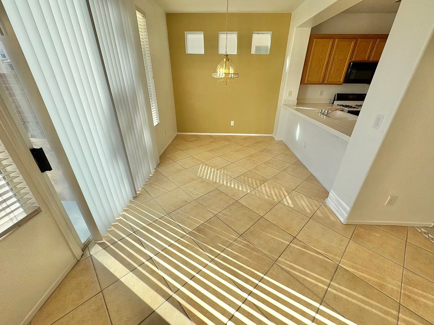 Beautiful 4 Bedroom 2.5 Bath Home In The Southwest! — Photo 4