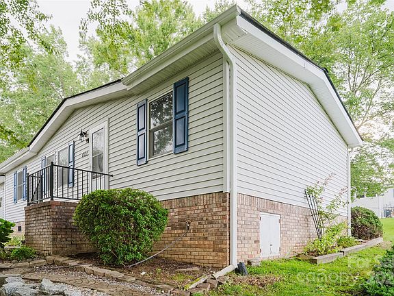 3rd image of 402 Deerfield Ct