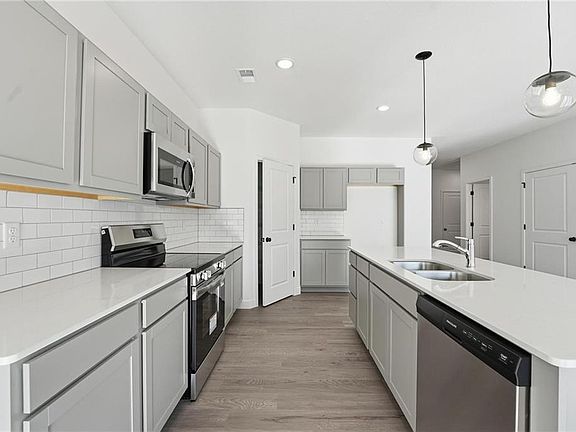 3rd image of 20518 Newcastle St