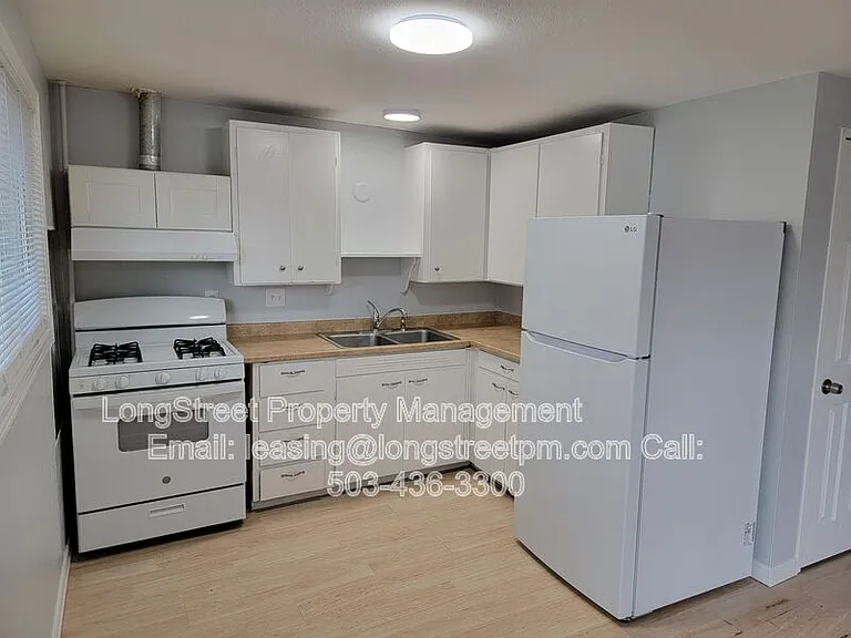 350 SE Lilly Ave #4 — Photo 5
