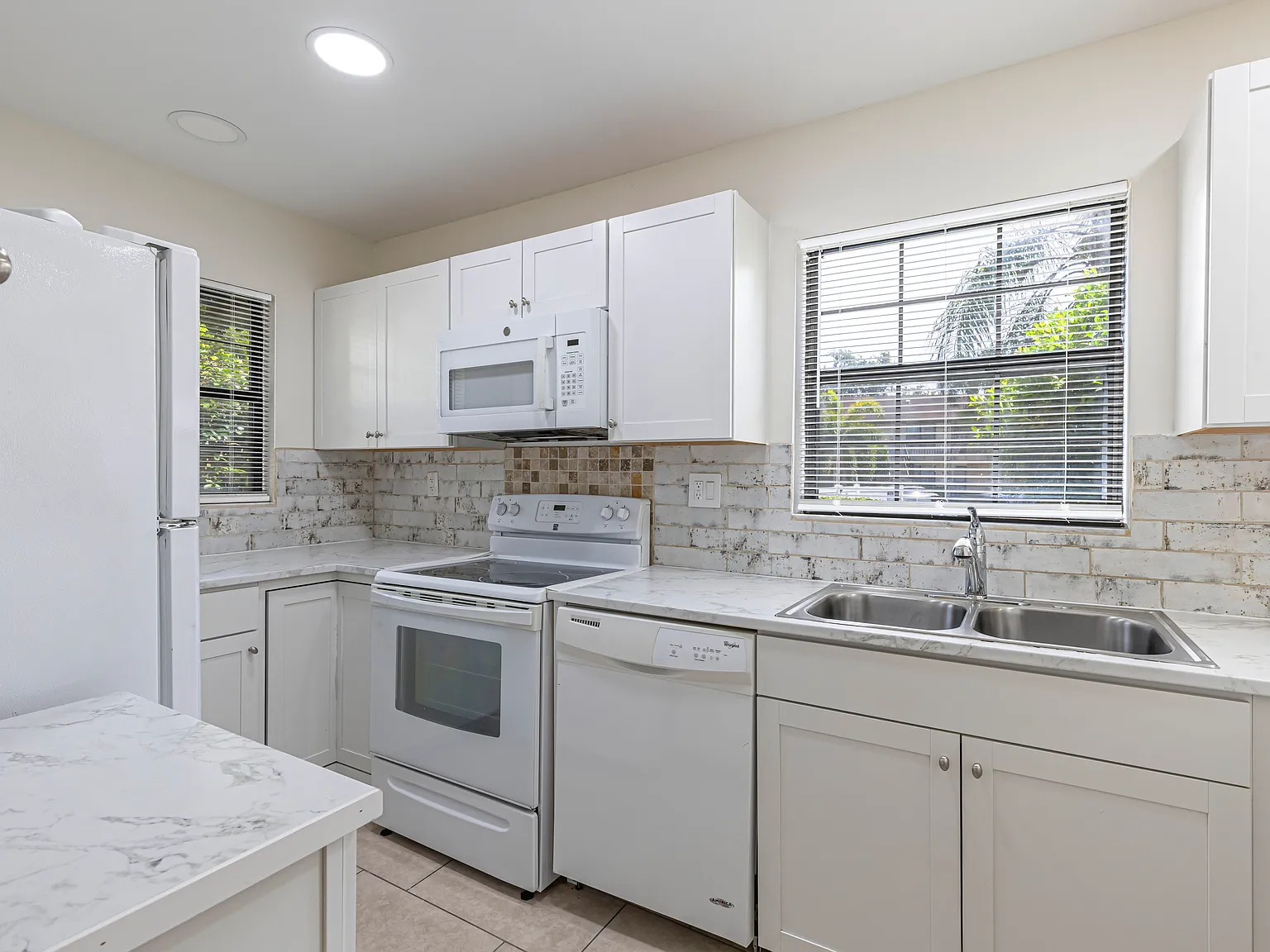 2 bed, 806 sqft, $1,700 — Photo 3
