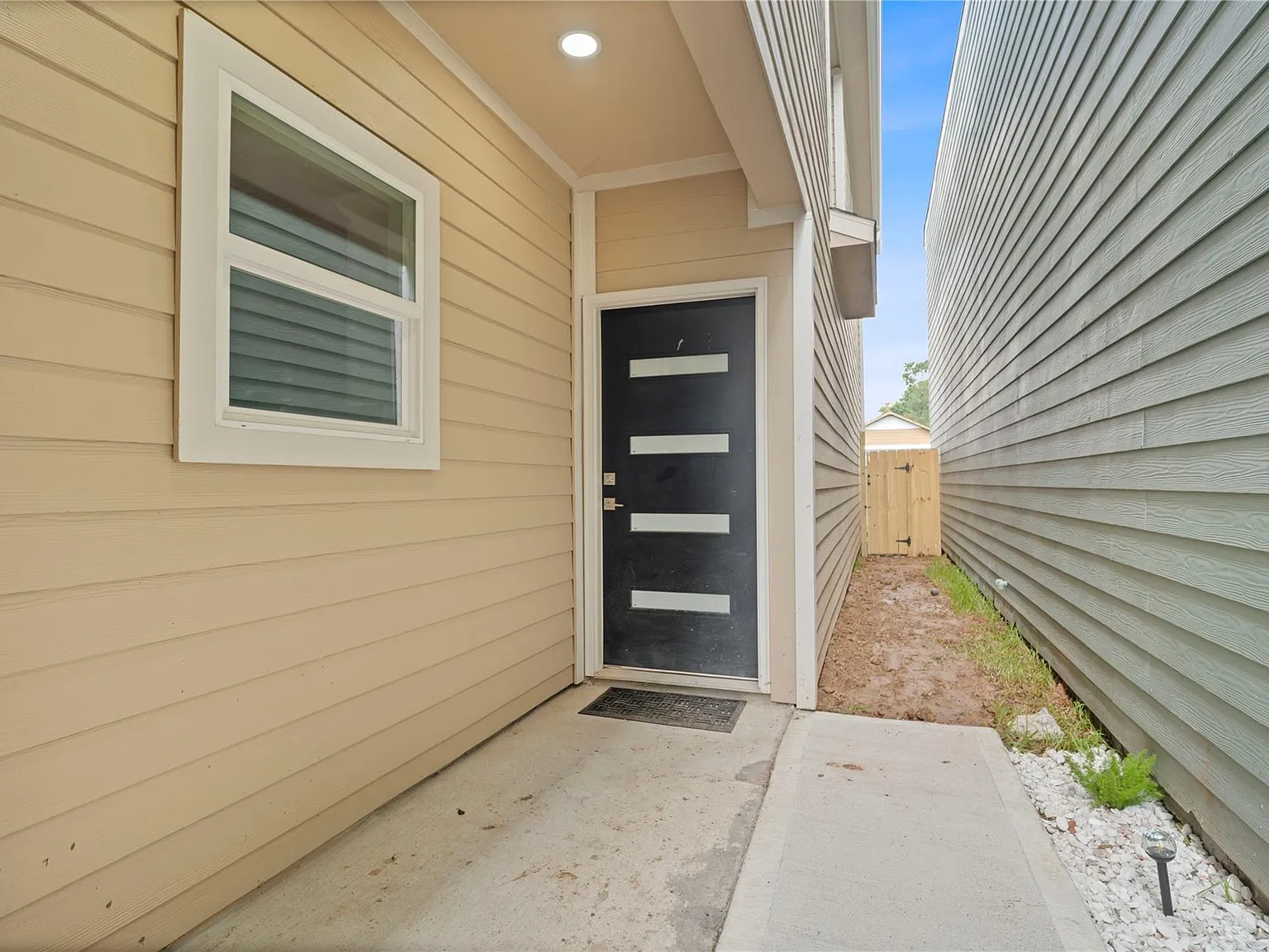 3 bed, 2.5 bath, 1896 sqft, $2,550 — Photo 3