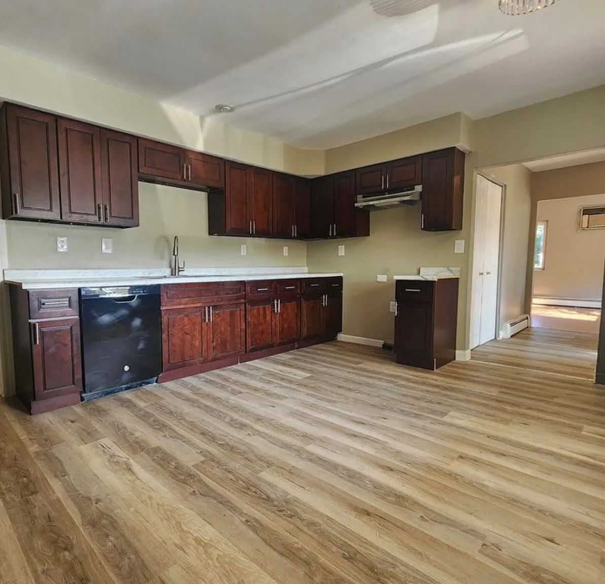 4 bed, 1956 sqft, $1,500 — Photo 1