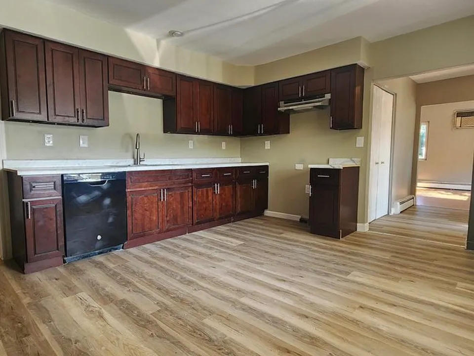 129 W Walnut St