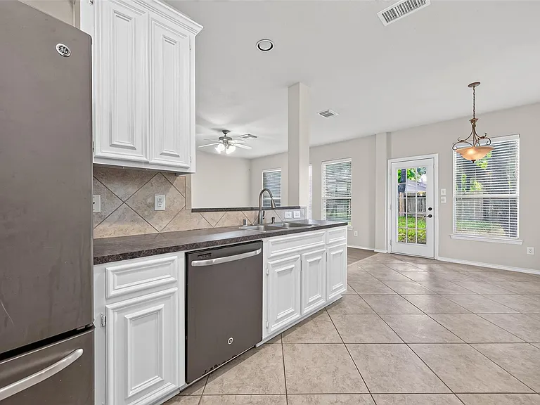 1807 Katlyn Ln — Photo 17