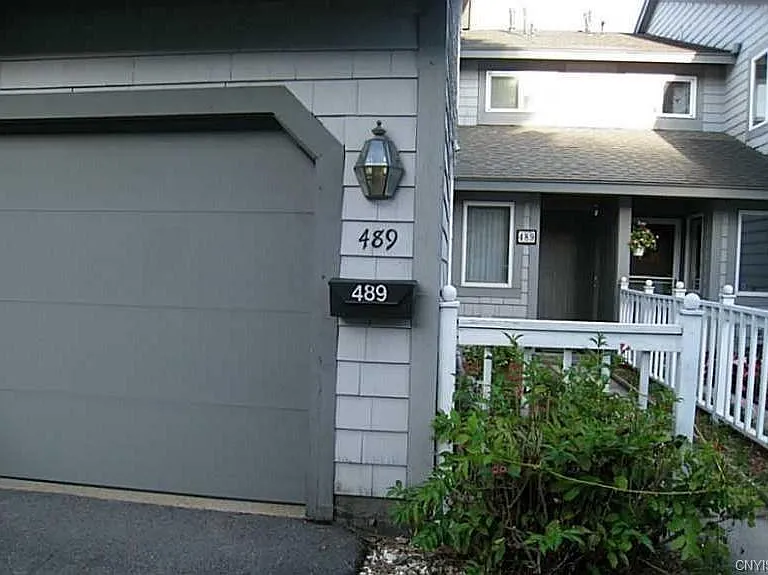 489 Summerhaven Dr N — Photo 1