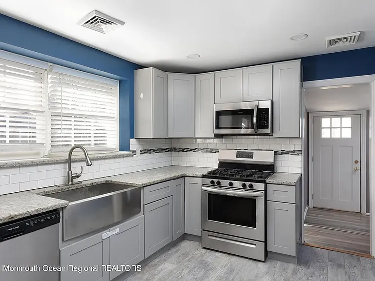 424 Seaman Ave — Photo 5