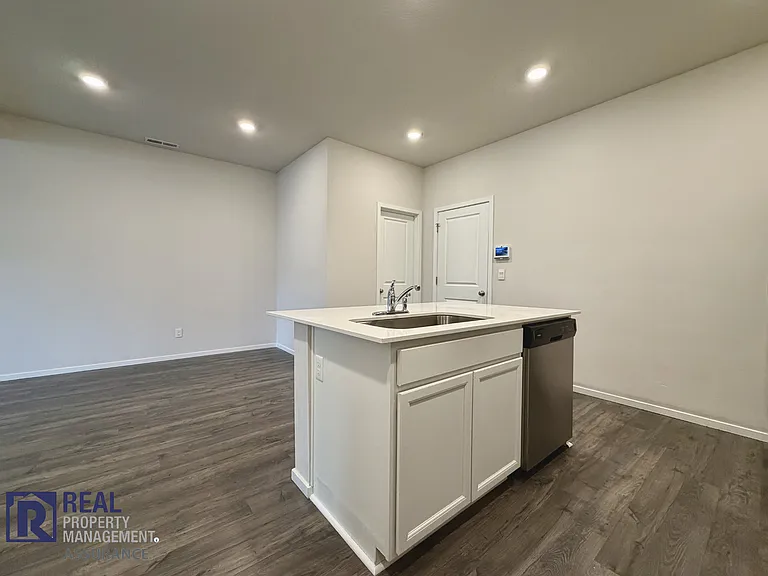 873 N 19th Ave — Photo 6
