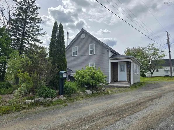 39 Basil Joudrey Rd, Lunenburg, NS B4V 5B1