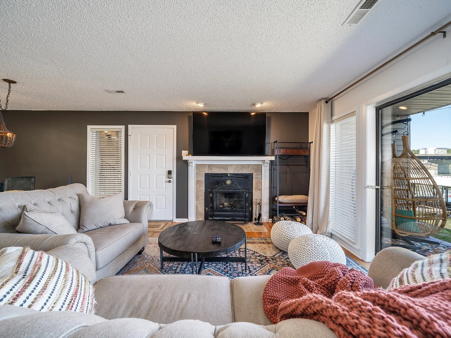 2 bed, 1065 sqft, $2,100 — Photo 4