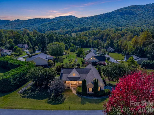 215 N Crab Meadow Dr, Hendersonville, NC 28739