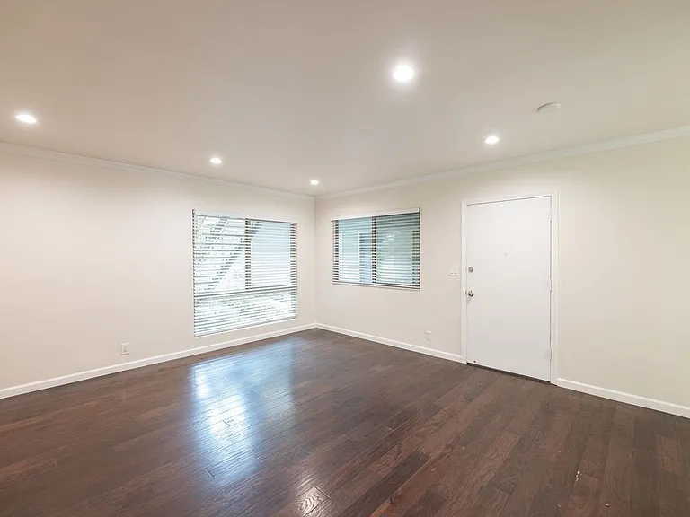 1222 W 39th St #6 — Photo 10