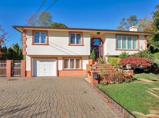 221 N 8th St, Lindenhurst, NY 11757