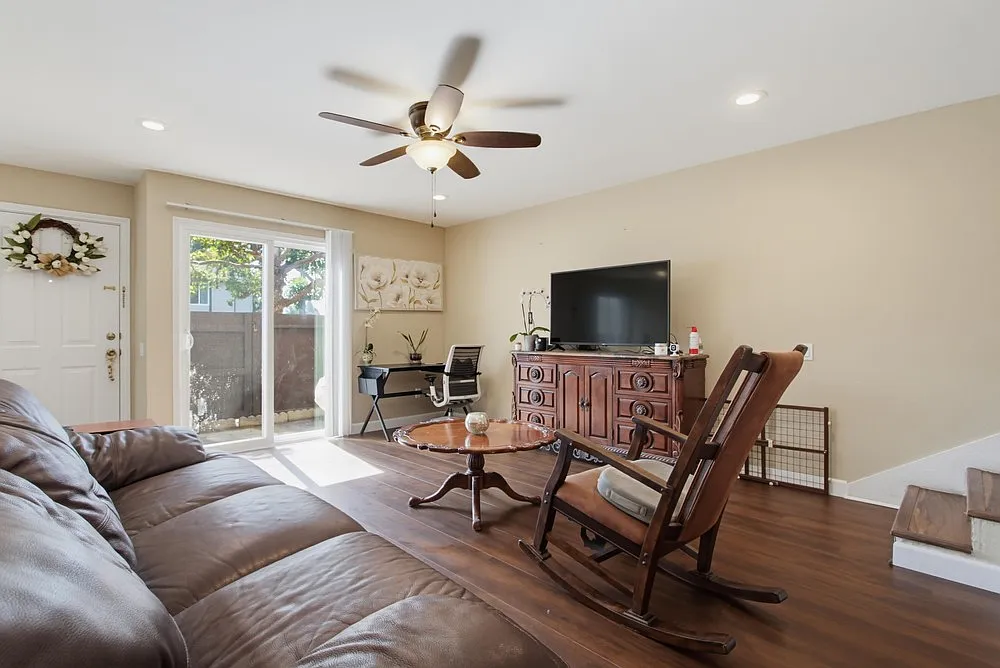 2 bed, 1.5 bath, 885 sqft, $2,600 — Photo 2